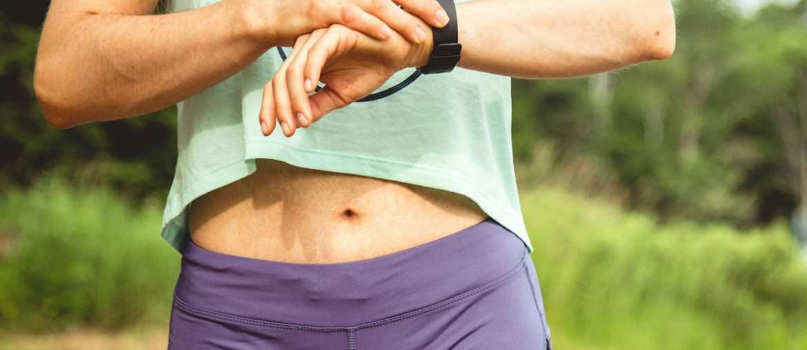 Trening bioder dla biegaczy: jak zapobiegać kontuzjom i poprawić wydajność woman checking time