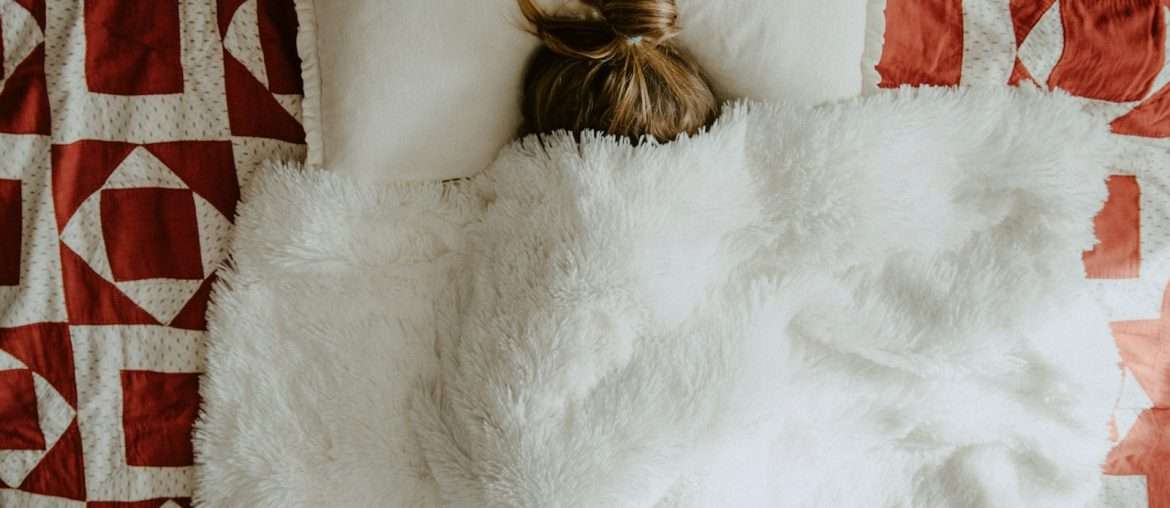 Hipoglikemia reaktywna: przyczyny, objawy i metody leczenia white fur textile on red and white textile