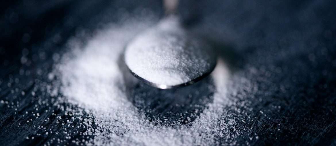 Odstawienie cukru: jak zaplanować dietę bez frustracji spoon of powder